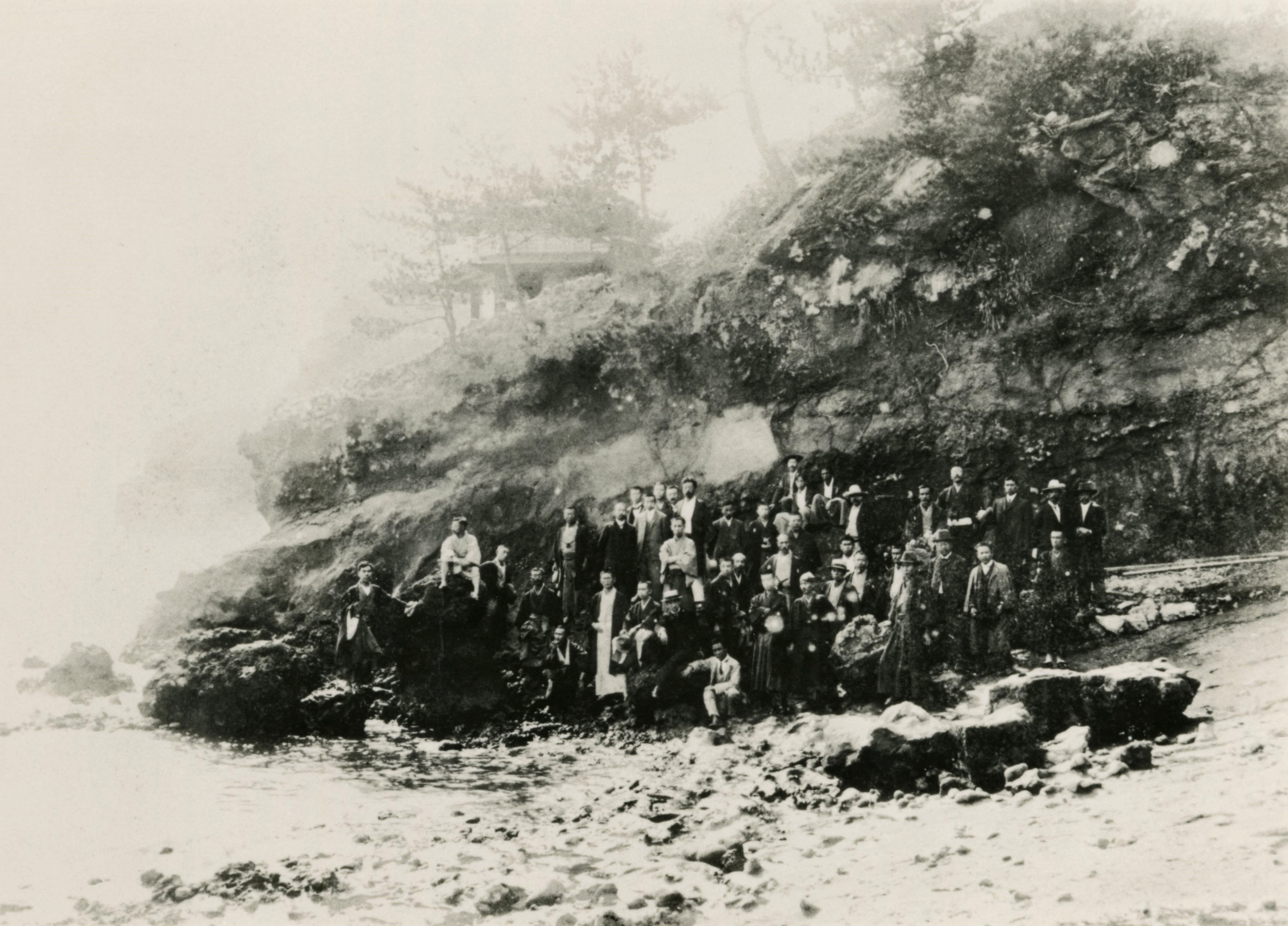 五浦観月会　　五浦・六角堂下の海岸で　　明治40(1907)年9月　