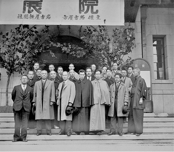 再興第２１回日本美術院展覧会　名古屋展　　名古屋市公会堂前で　　昭和9(1934)年11月