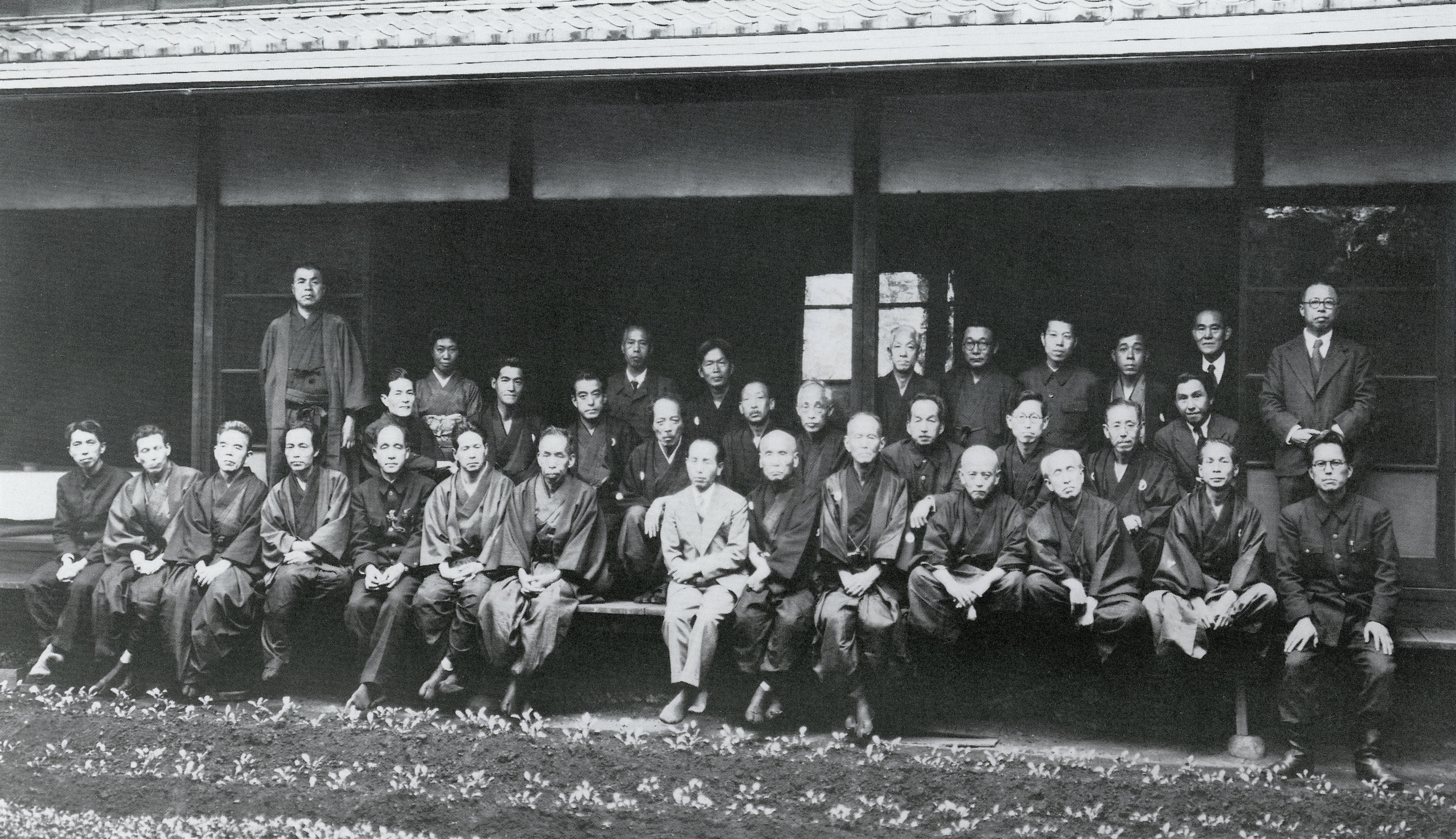 日本美術院同人による横山大観の喜寿賀宴　　谷中・日本美術院で　　昭和19(1944)年5月