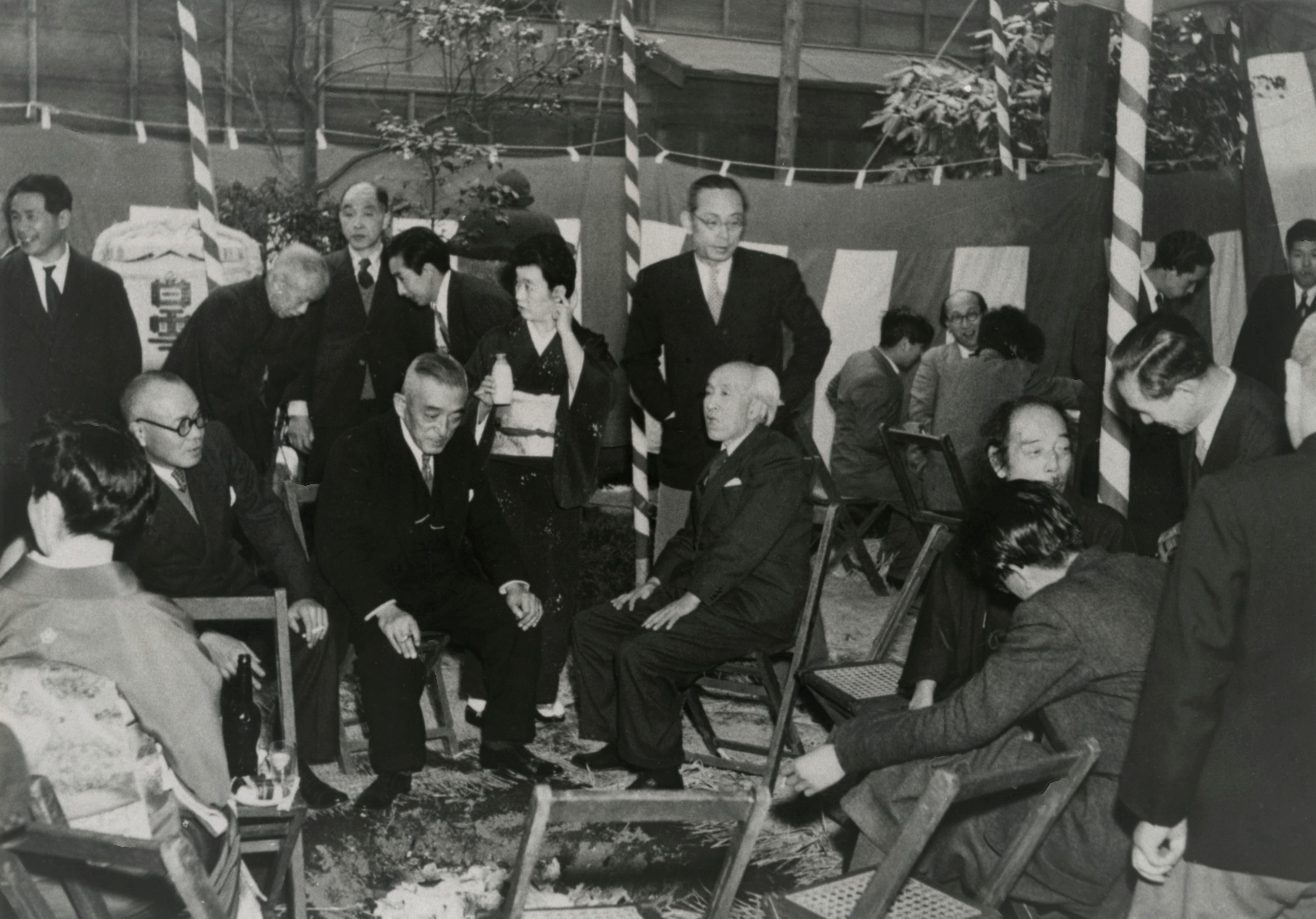 日本美術院同人による横山大観の米寿賀宴　　谷中・日本美術院で　　昭和30(1955)年5月
