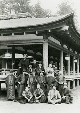 日本美術院同人の瀬戸内海研究旅行　　広島・厳島神社で　　大正9(1920)年5月