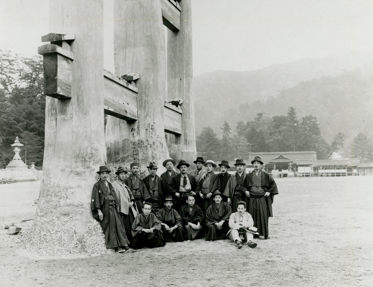 日本美術院同人の瀬戸内海研究旅行　　広島・厳島神社で　　大正9(1920)年5月