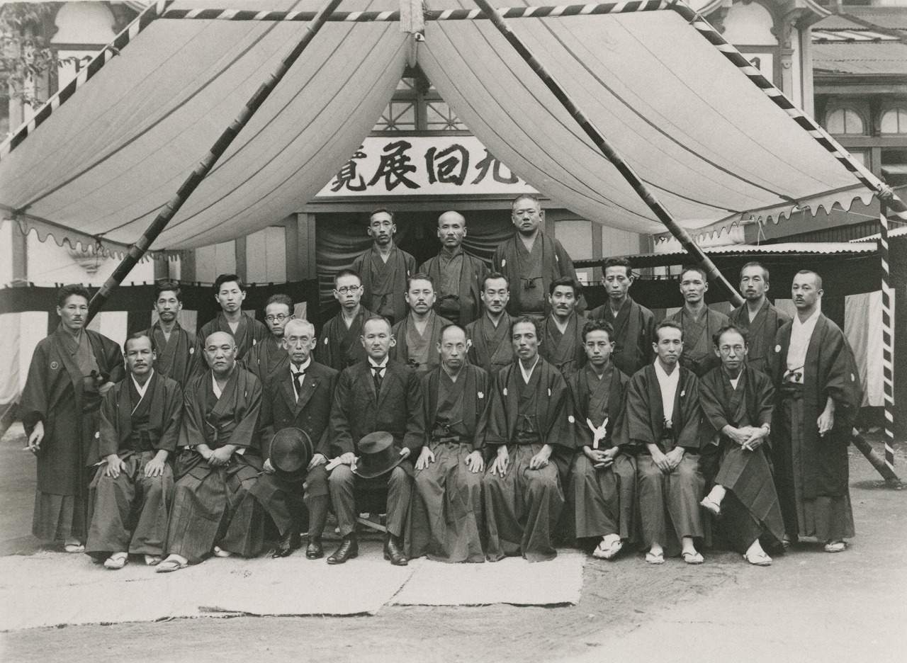 創立２５周年記念　再興第９回日本美術院展覧会　　上野公園・竹之台陳列館前で　　大正11(1922)年9月　