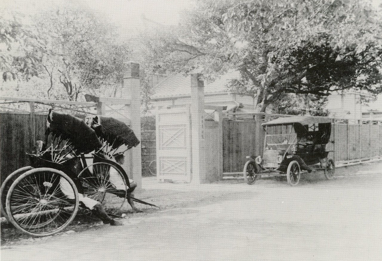 日本美術院正門前　　大正3(1914)年9月