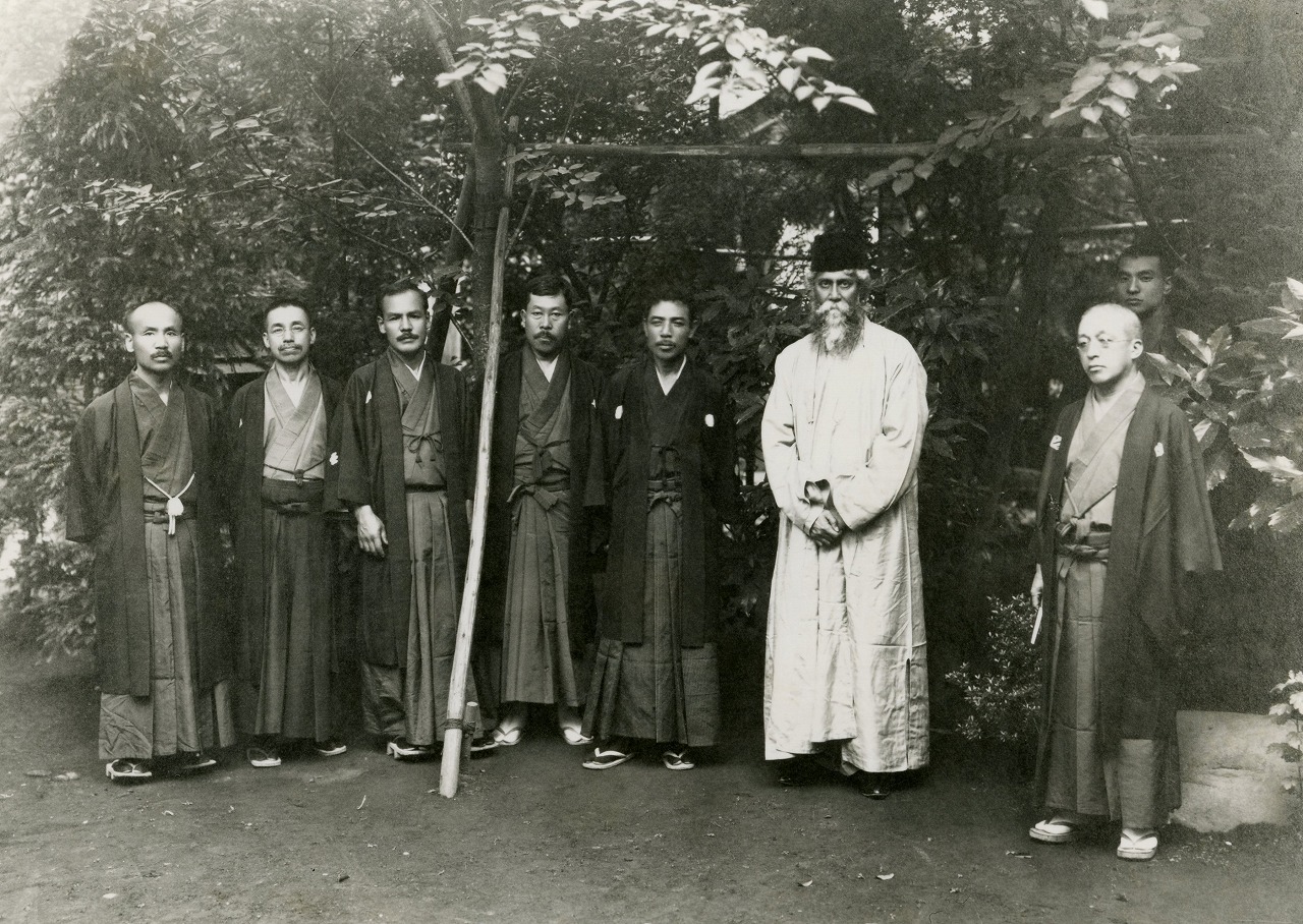 来日したタゴールを迎えて　　谷中・日本美術院の庭で　　大正5(1916)年6月