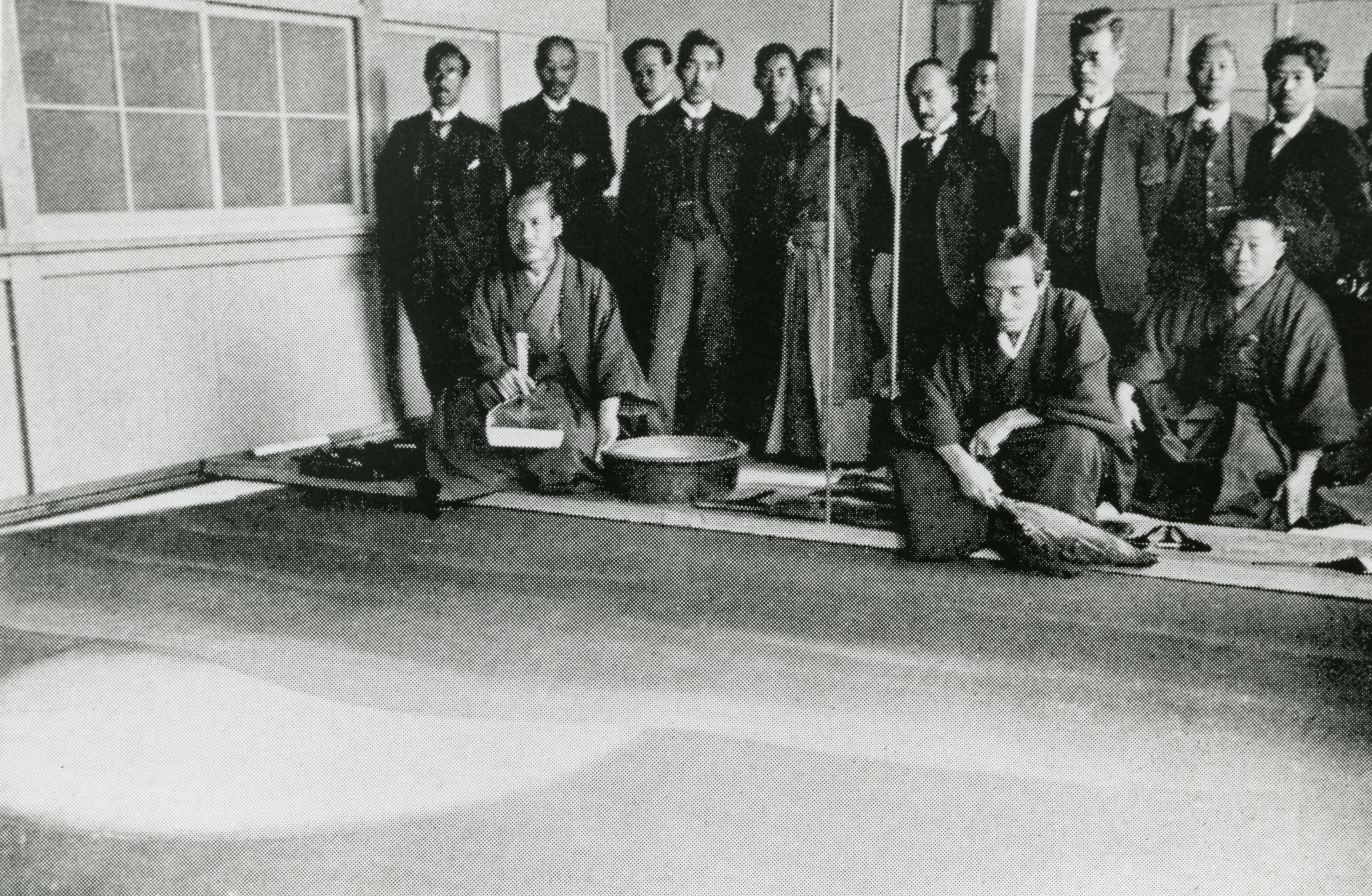 早稲田大学図書館壁画《 明暗 》の制作にあたる横山大観と下村観山　　昭和2(1927)年1月完成