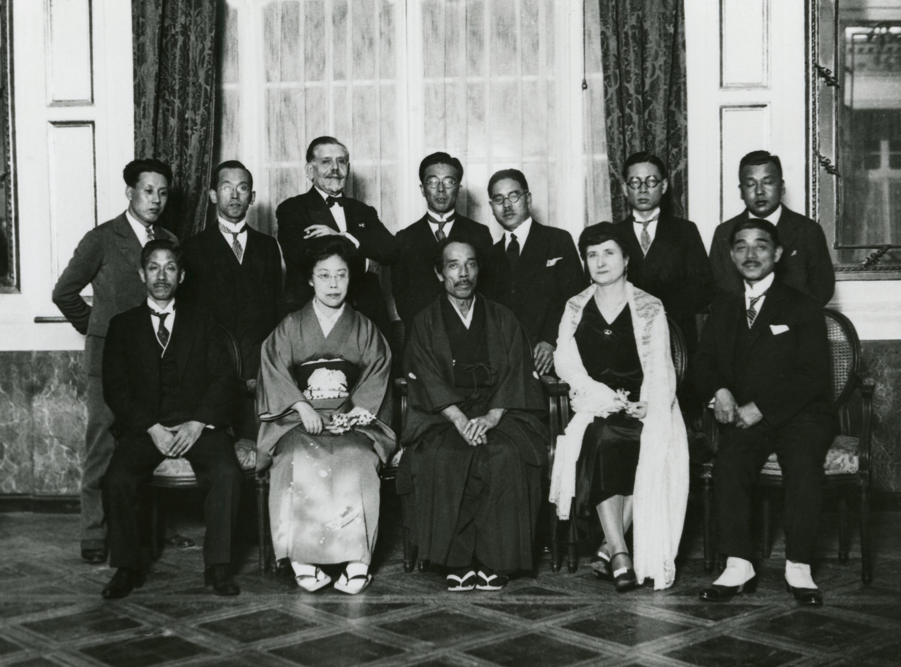 ローマ開催日本美術展覧会　記念写真　　ナポリ・グランドホテルで　　昭和5(1930)年3月　