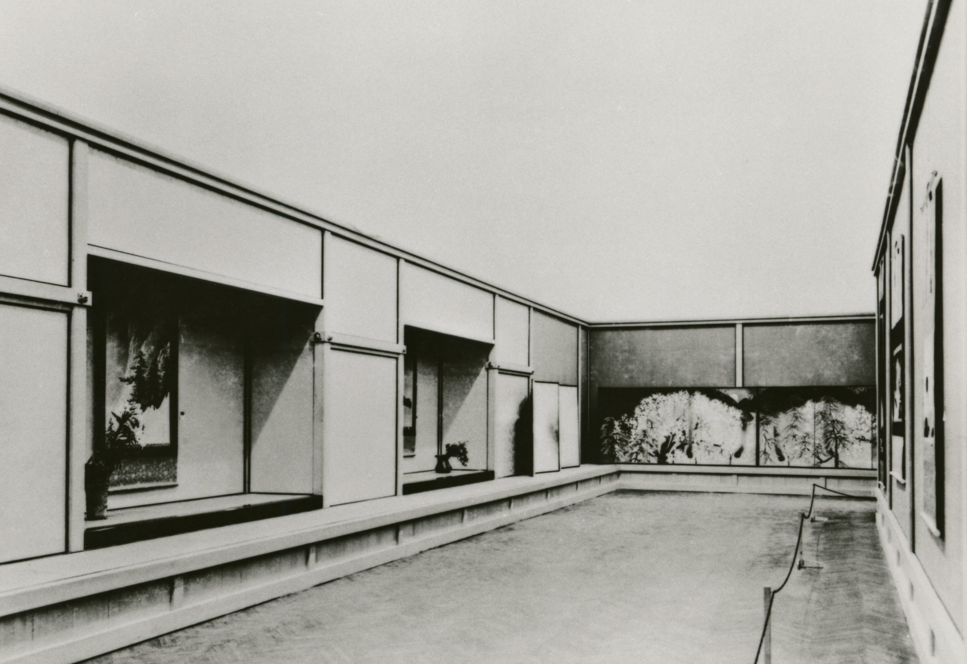 ローマ開催日本美術展覧会　会場風景　　昭和5(1930)年4月　　正面奥が横山大観出品作 《 夜櫻 》