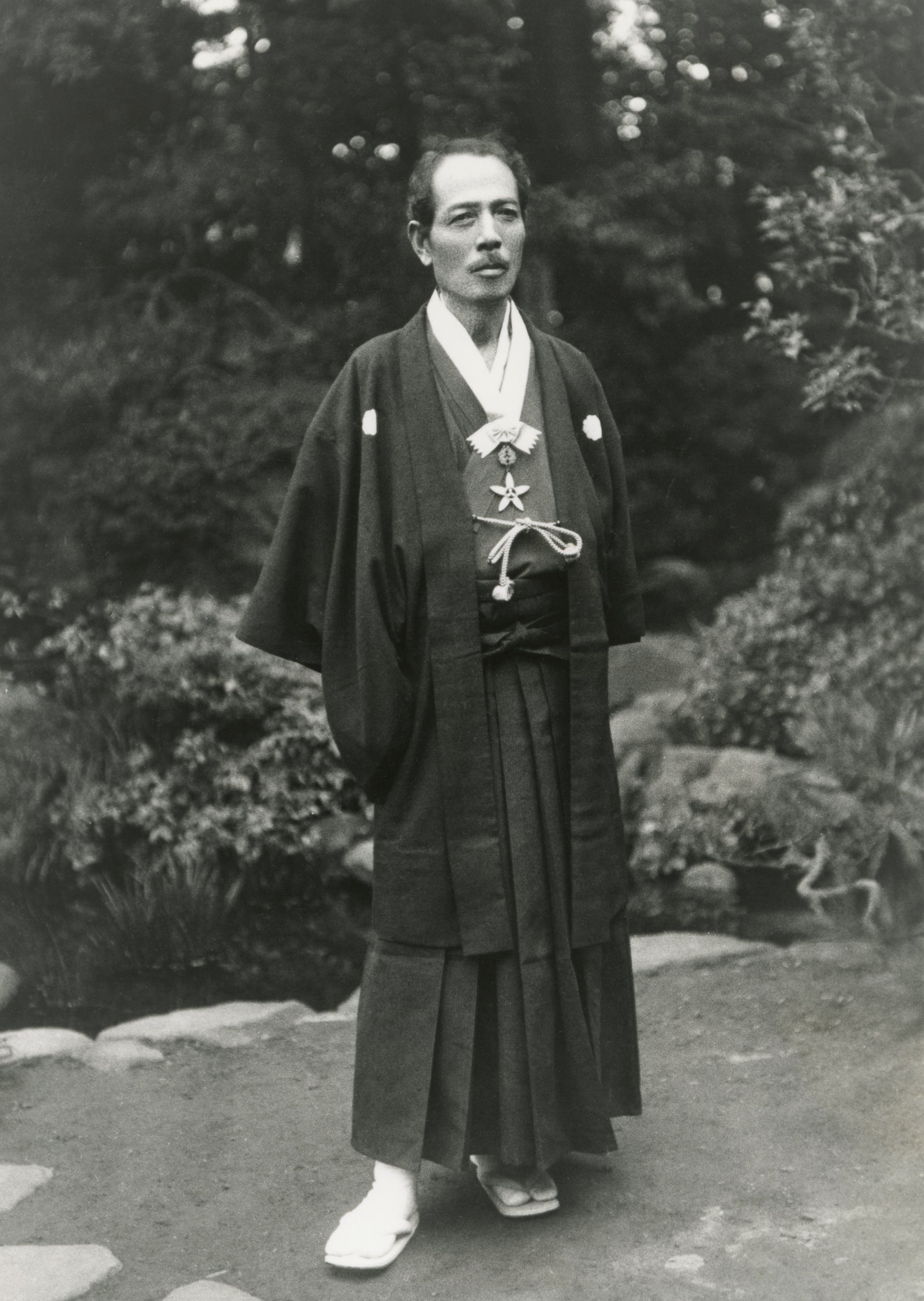第１回文化勲章を受章した横山大観　　横山大観邸庭で　　昭和12(1937)年4月