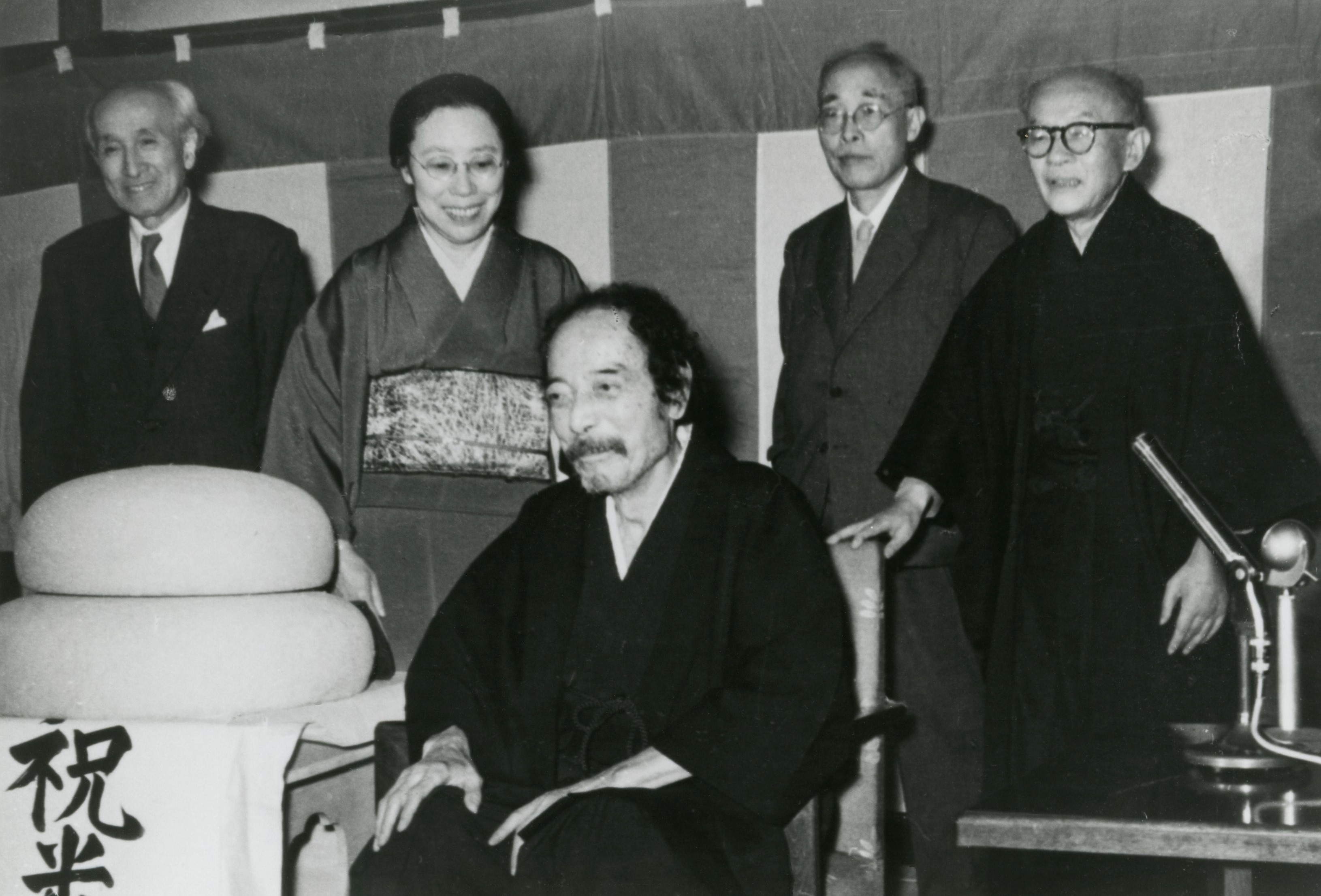 日本美術院同人による米寿賀宴　　谷中・日本美術院で　　昭和30(1955)年5月