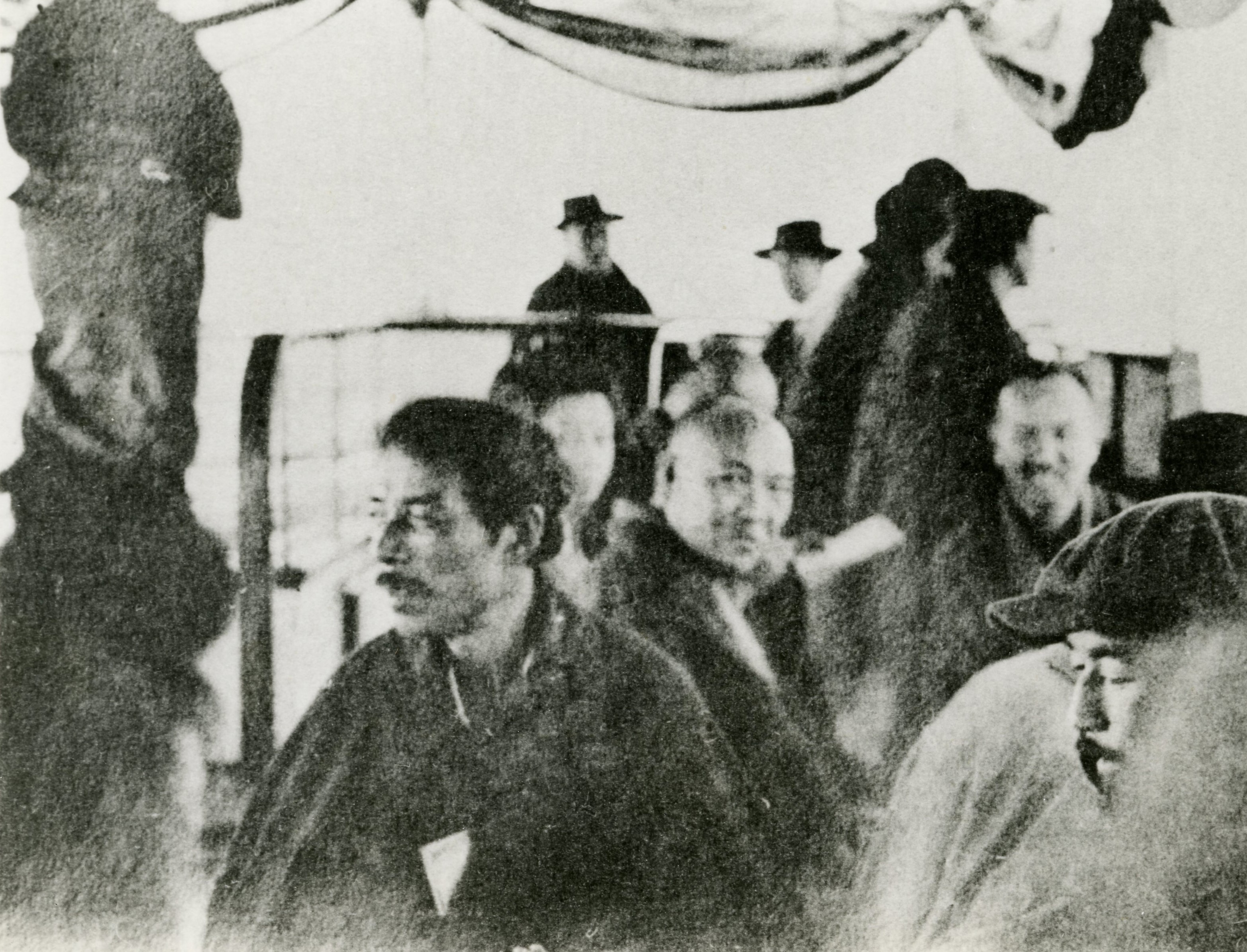 日本美術院同人の琵琶湖遠足で舟遊中の横山大観　　大正10(1921)年10月